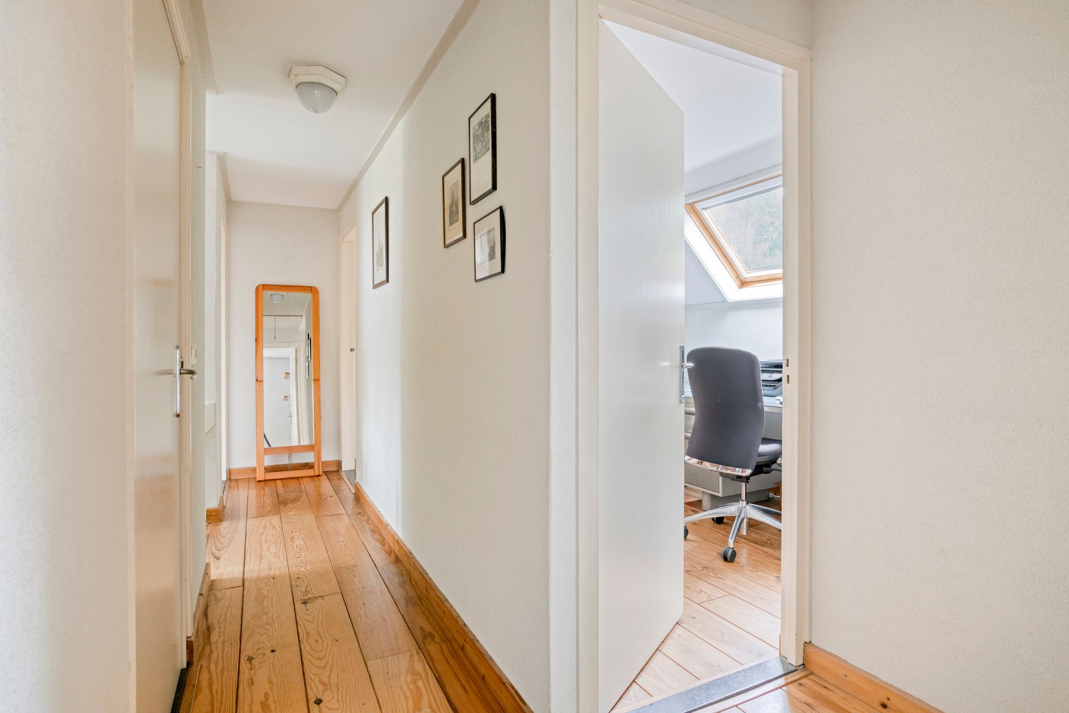 Spacious Detached Home with Five Bedrooms and Sunny Garden in Quiet Green Surroundings — 30