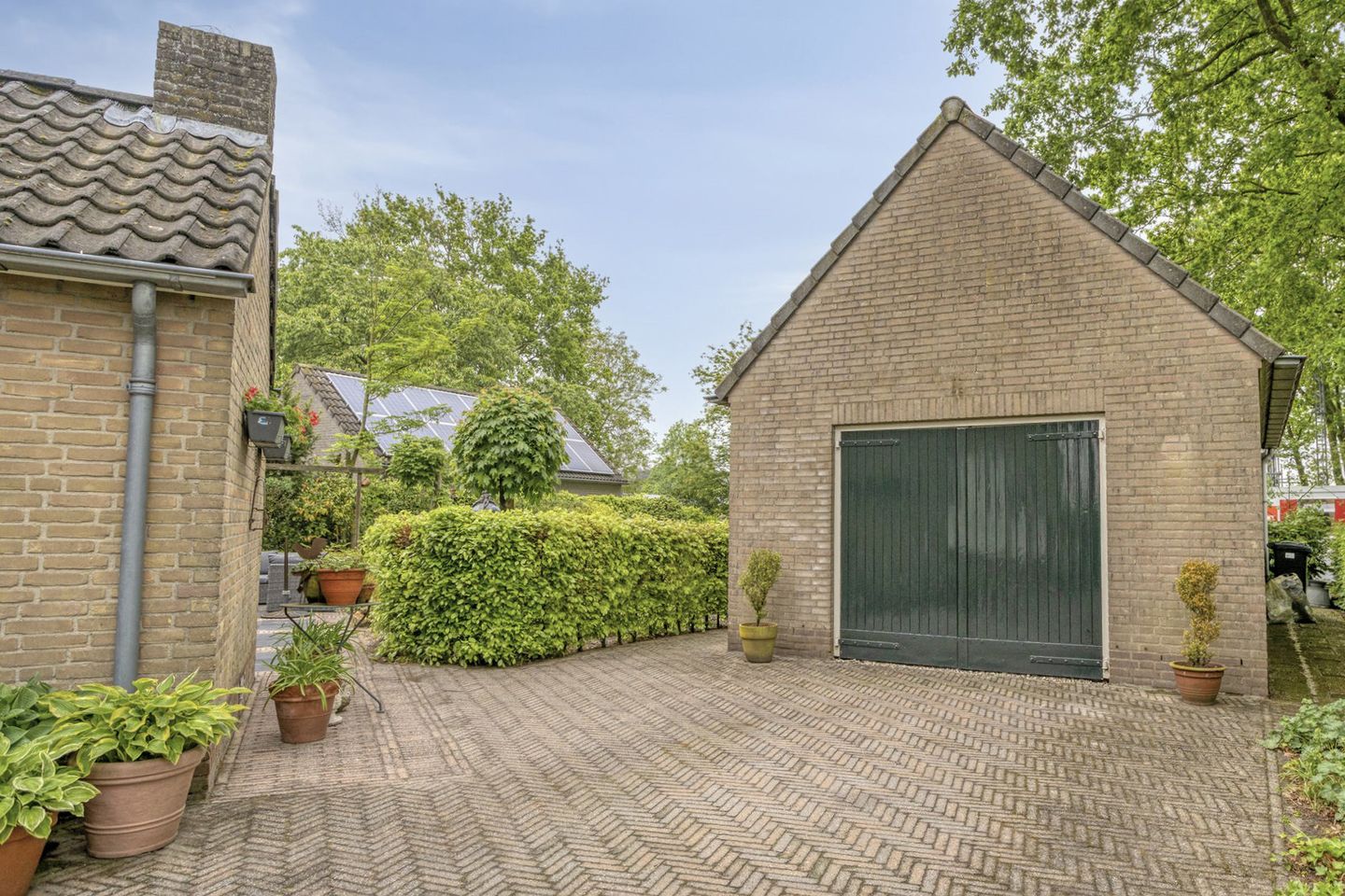 Spacious Detached Home with Five Bedrooms and Sunny Garden in Quiet Green Surroundings — 35