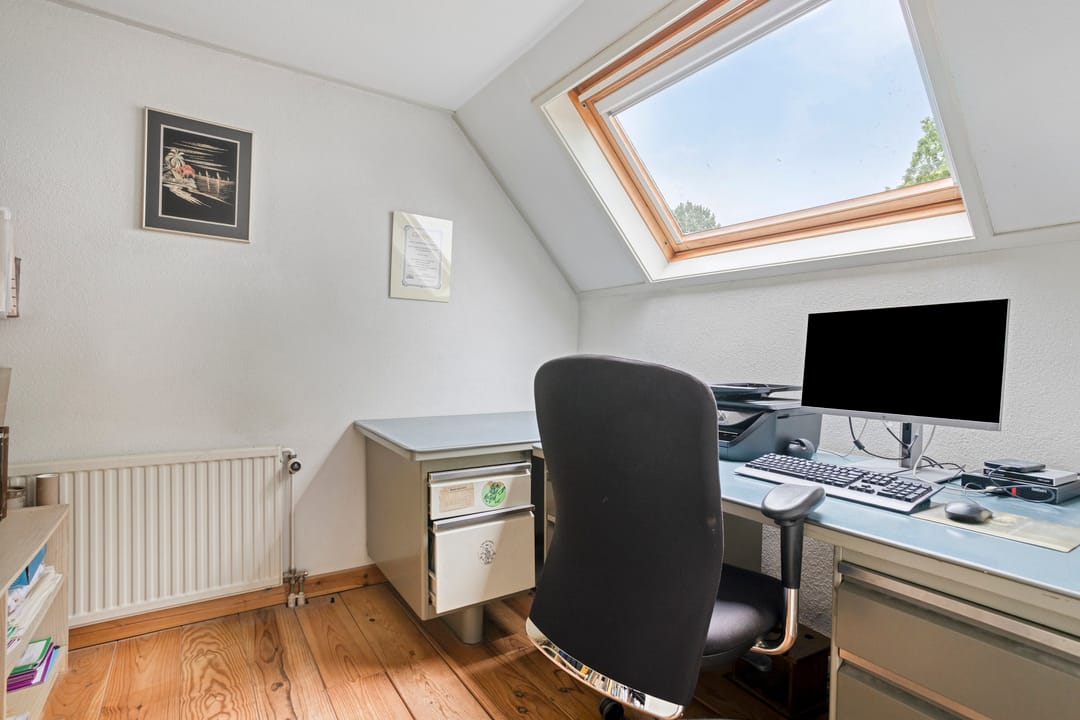 Spacious Detached Home with Five Bedrooms and Sunny Garden in Quiet Green Surroundings — 31