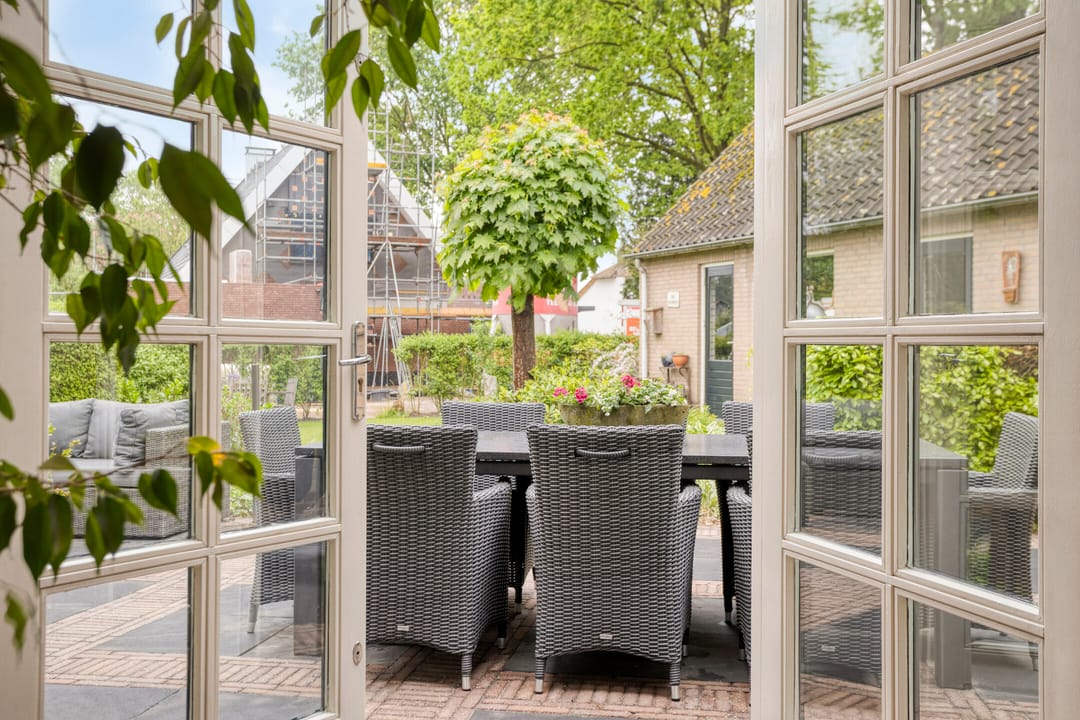 Spacious Detached Home with Five Bedrooms and Sunny Garden in Quiet Green Surroundings — 8
