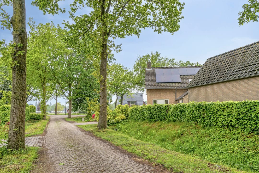 Spacious Detached Home with Five Bedrooms and Sunny Garden in Quiet Green Surroundings — 38