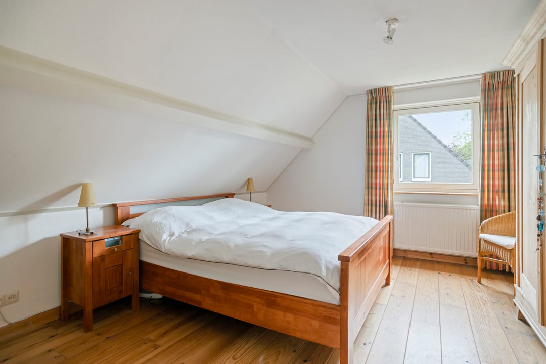 Spacious Detached Home with Five Bedrooms and Sunny Garden in Quiet Green Surroundings — 22