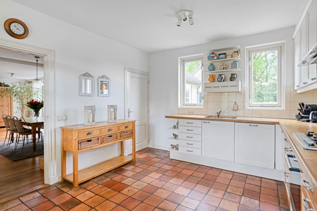 Spacious Detached Home with Five Bedrooms and Sunny Garden in Quiet Green Surroundings — 17