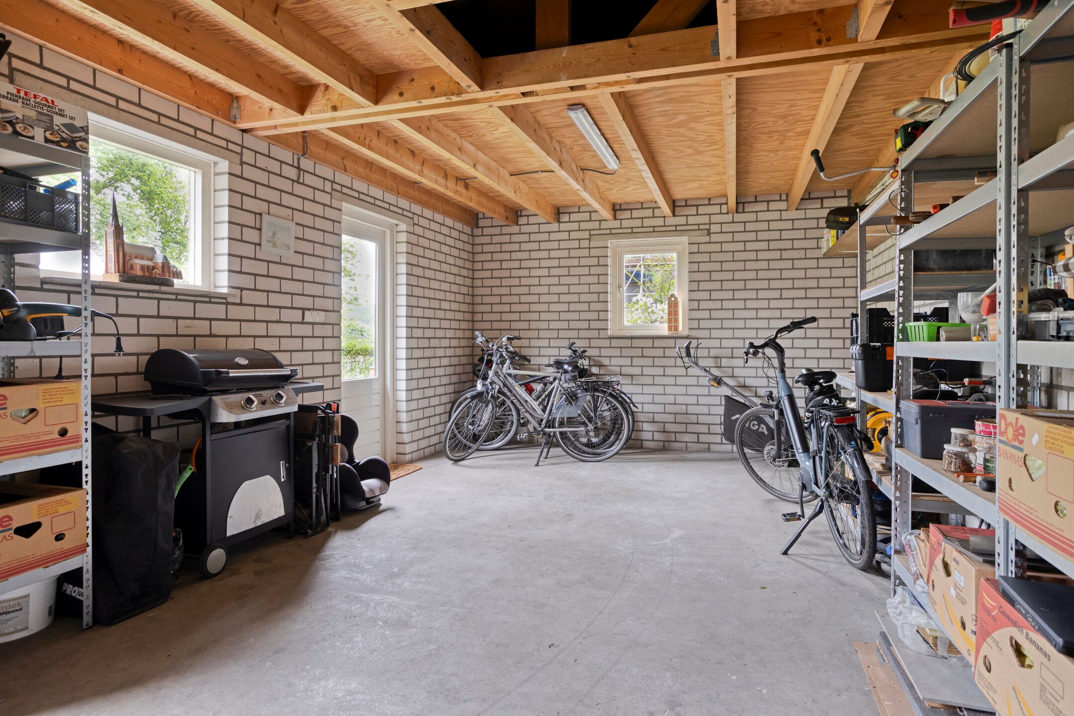 Spacious Detached Home with Five Bedrooms and Sunny Garden in Quiet Green Surroundings — 36