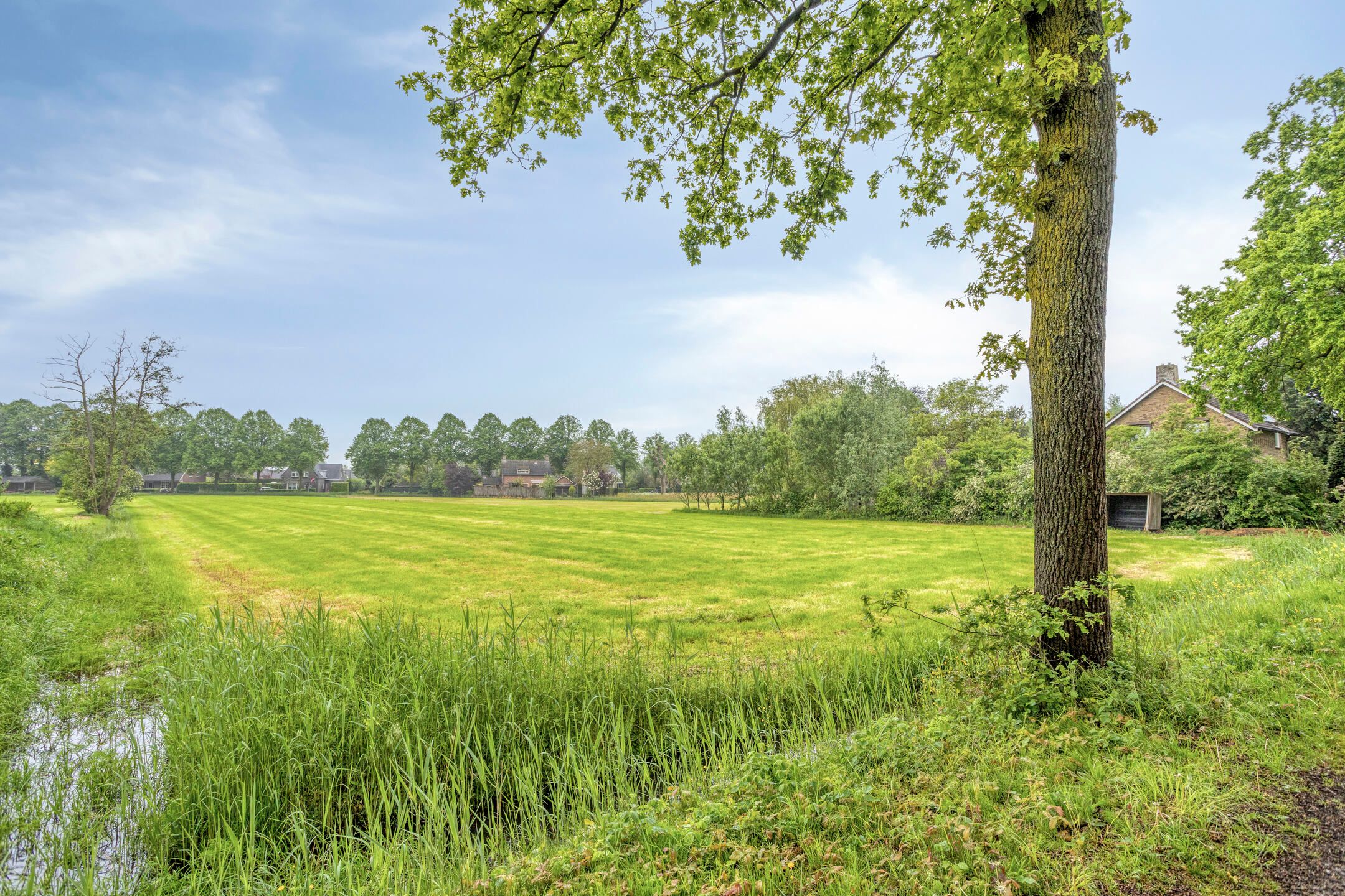 Spacious Detached Home with Five Bedrooms and Sunny Garden in Quiet Green Surroundings — 39