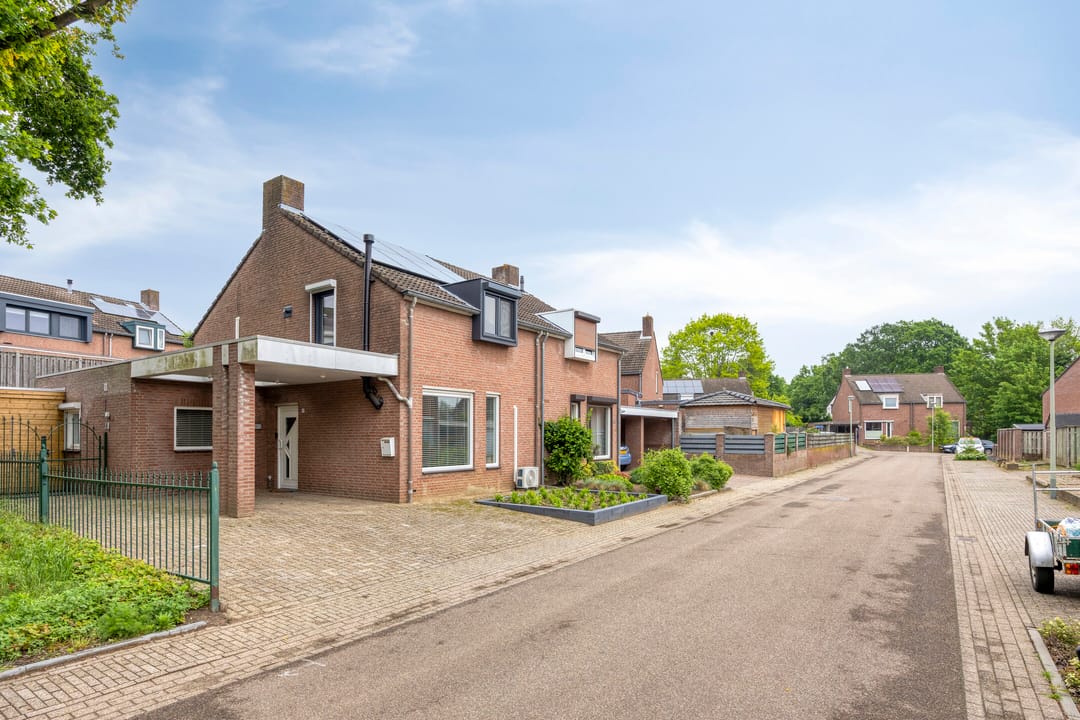 Move-in Ready Semi-Detached Home in Quiet Heel Location — 37