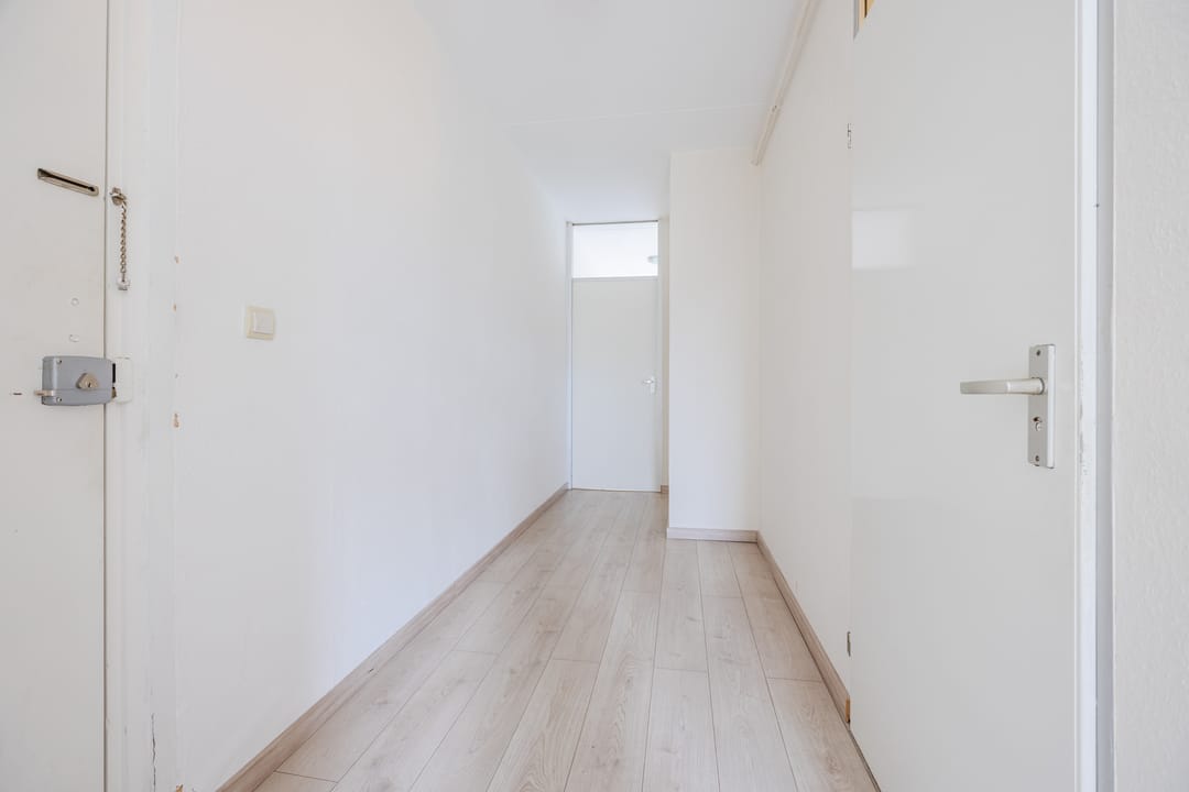 Charming Starter Apartment with Balcony near Leiden Center — 8