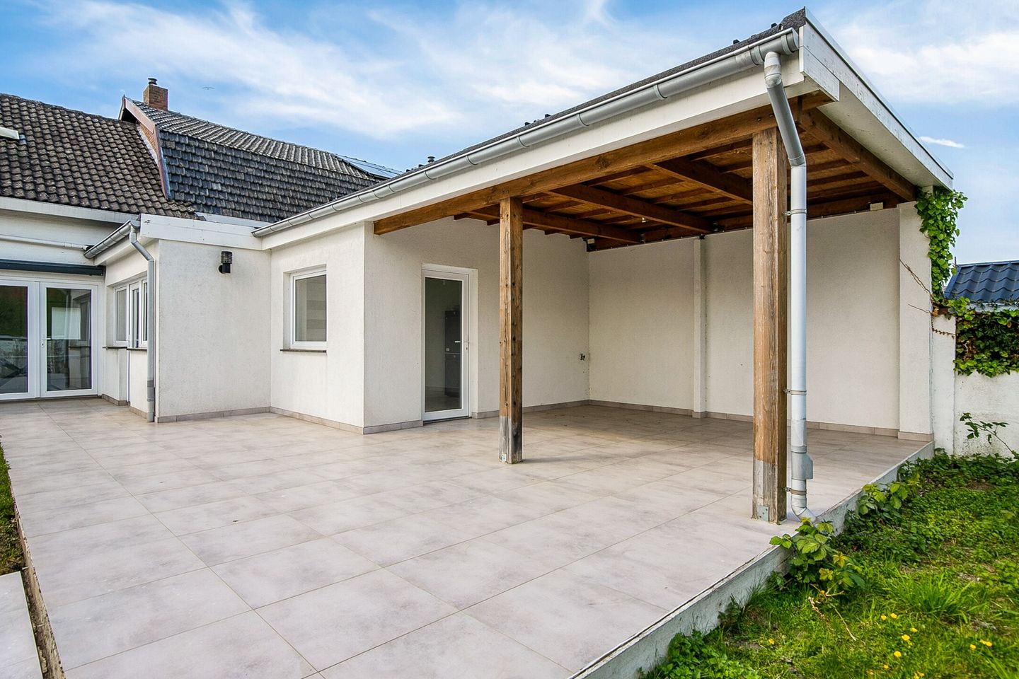 Completely Renovated Semi-Detached Family Home with Garden and Garage — 34
