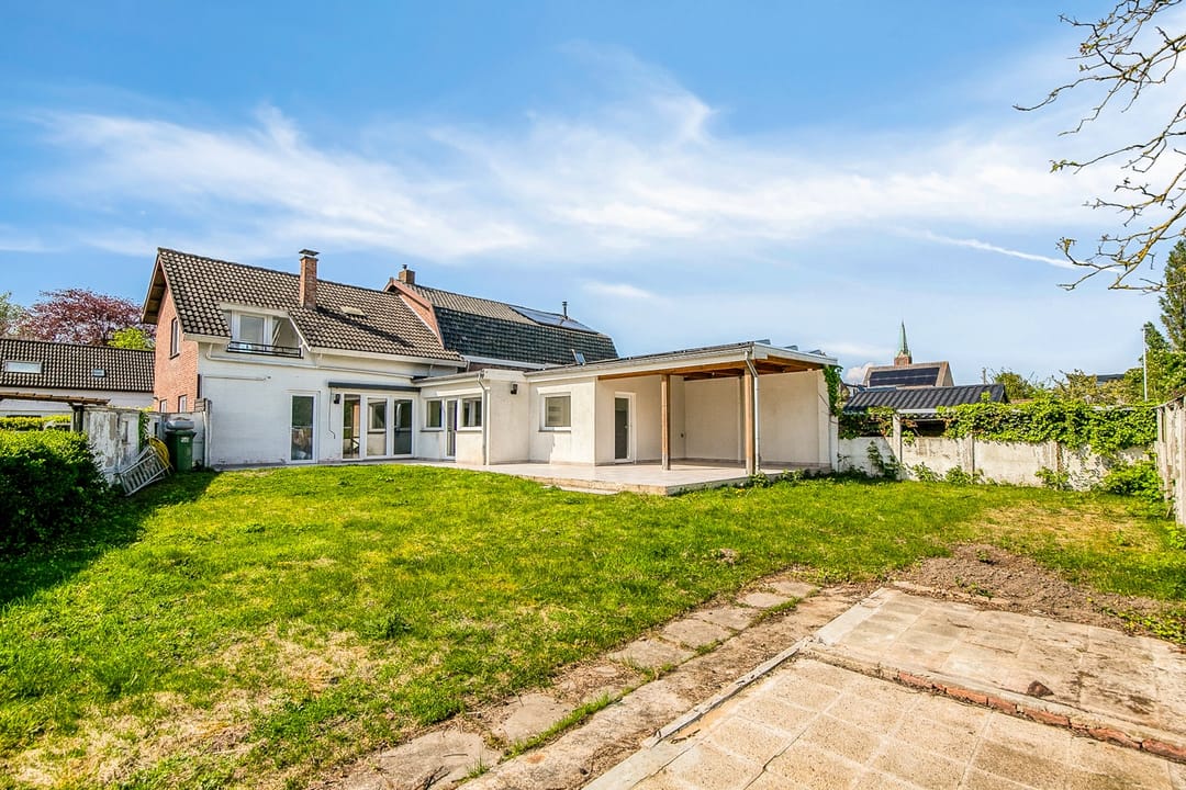 Completely Renovated Semi-Detached Family Home with Garden and Garage — 37