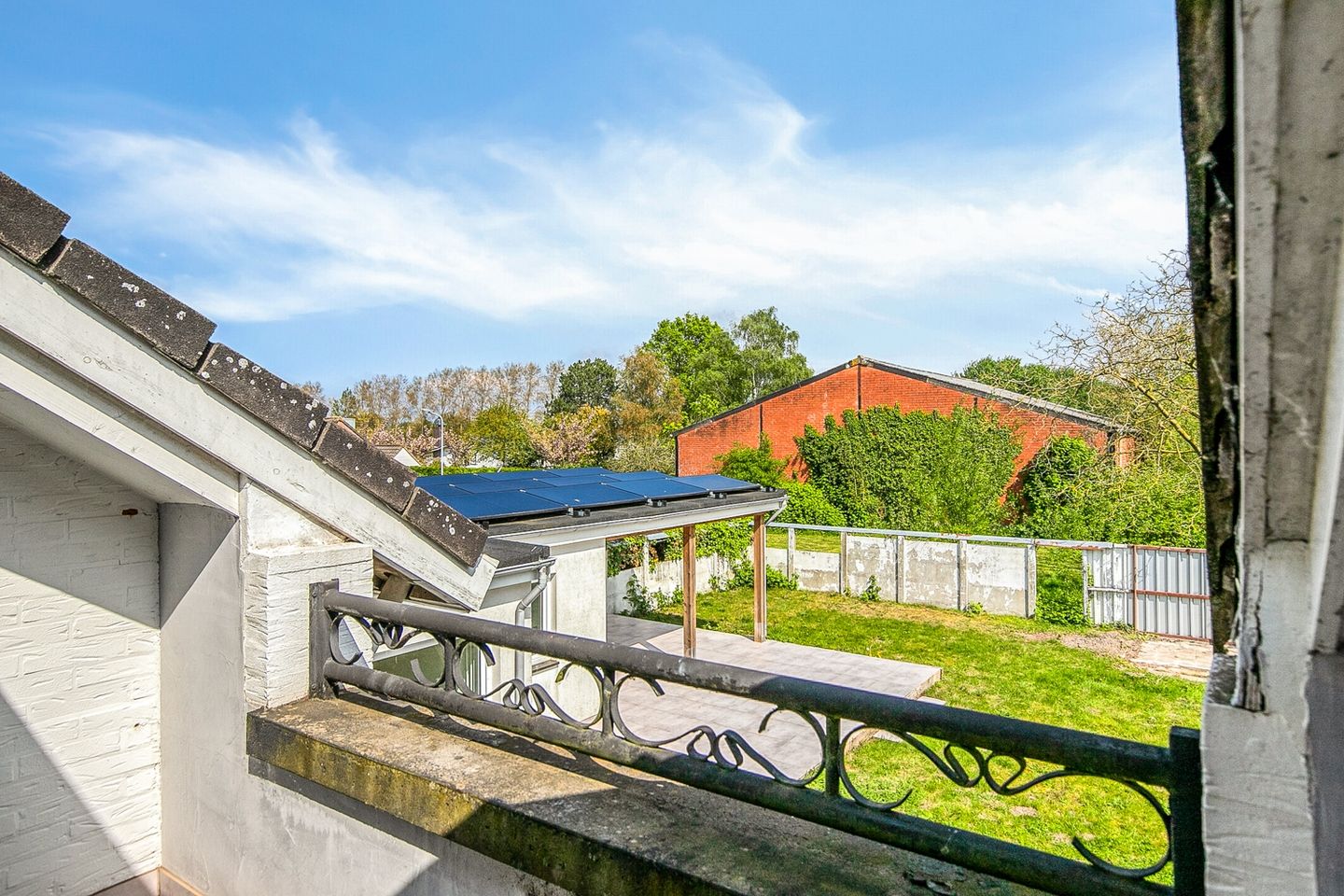 Completely Renovated Semi-Detached Family Home with Garden and Garage — 25