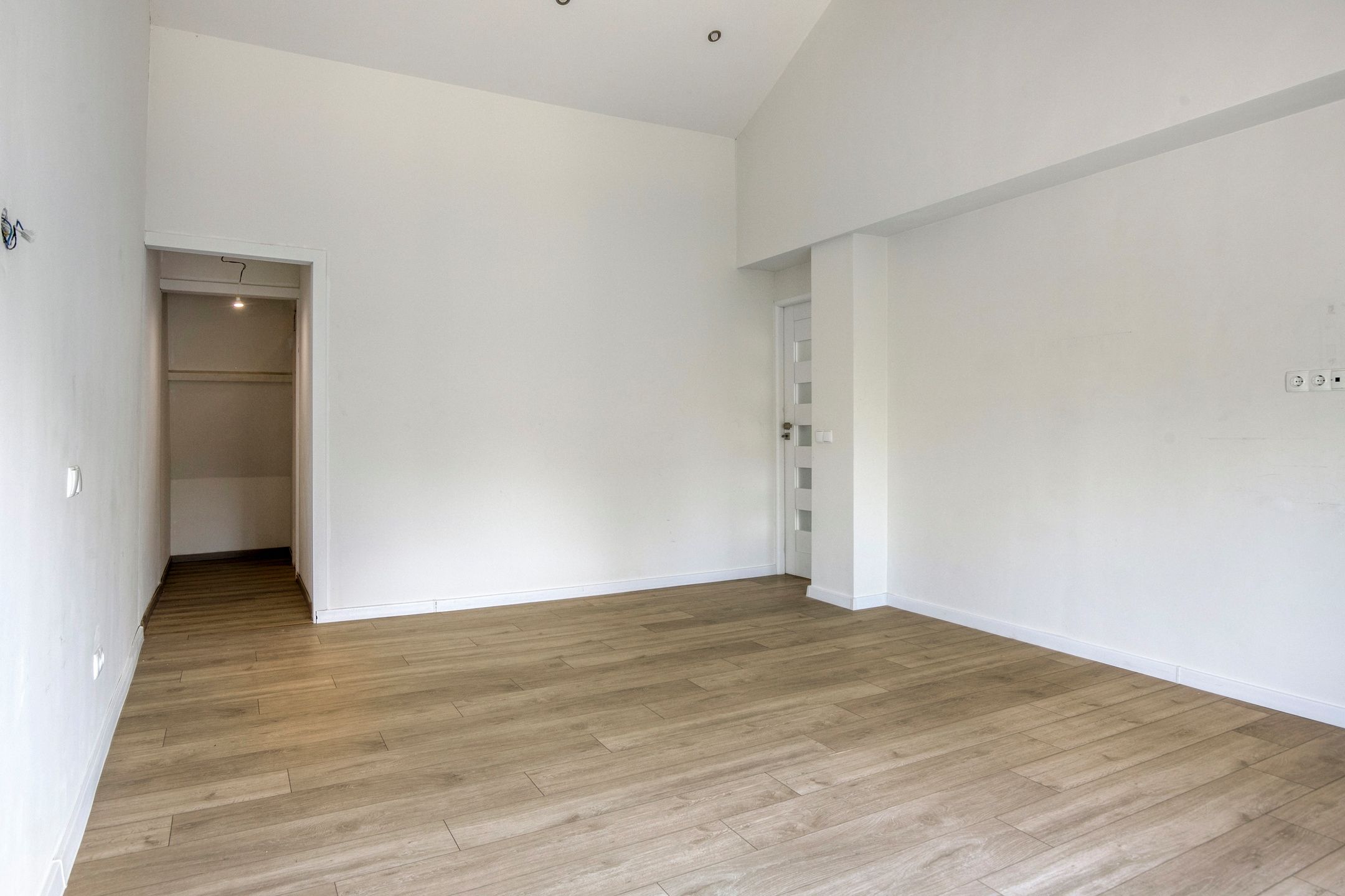 Completely Renovated Semi-Detached Family Home with Garden and Garage — 27