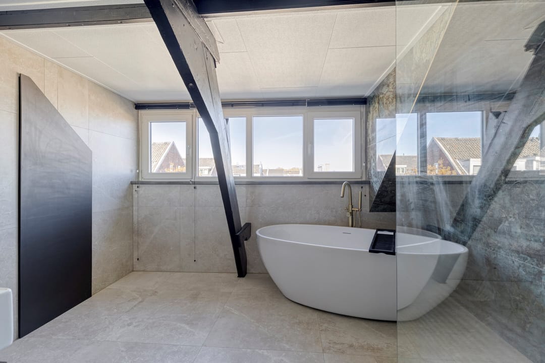 Spacious Family Home with Luxury Bathroom in De Gorzen — 26