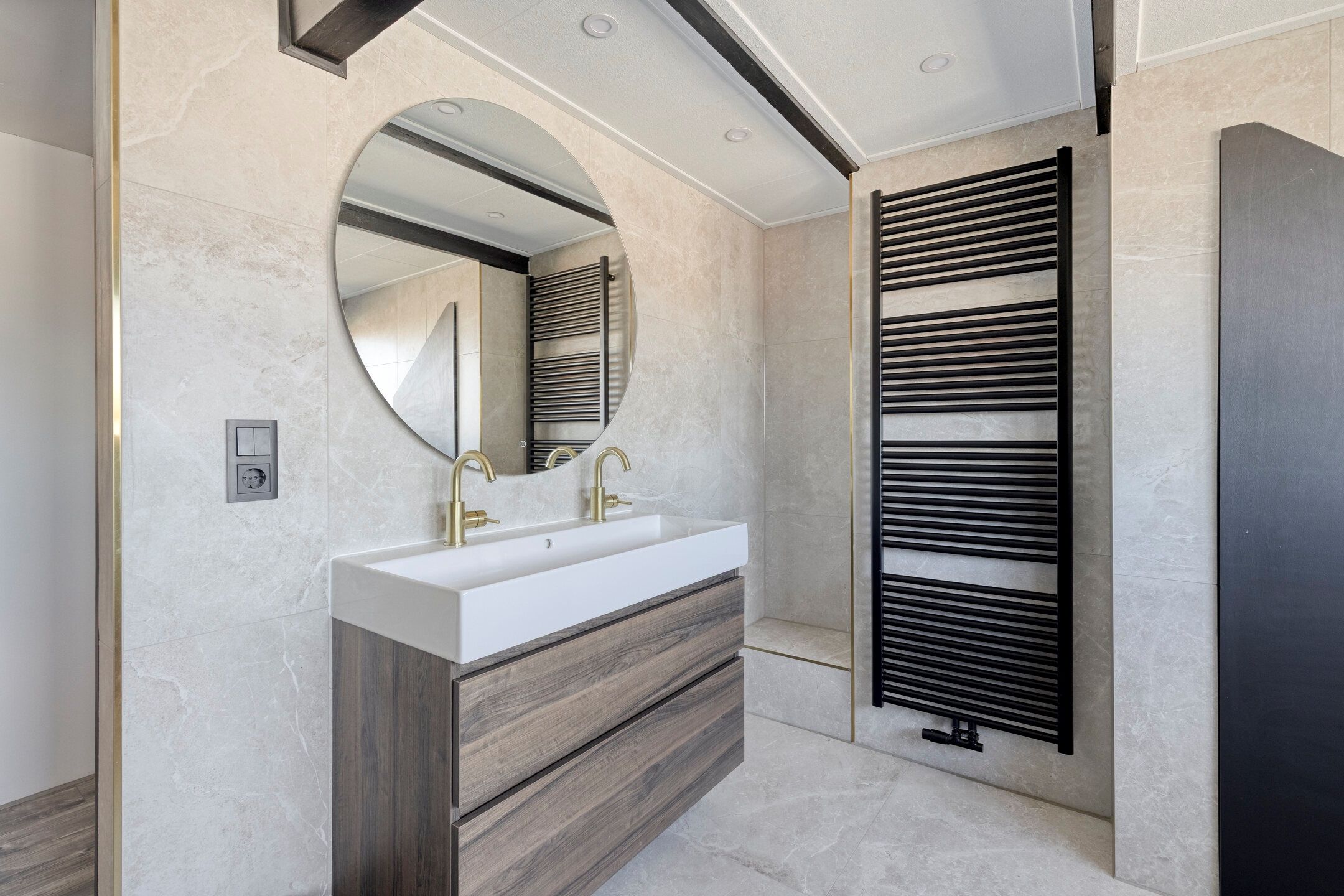 Spacious Family Home with Luxury Bathroom in De Gorzen — 27