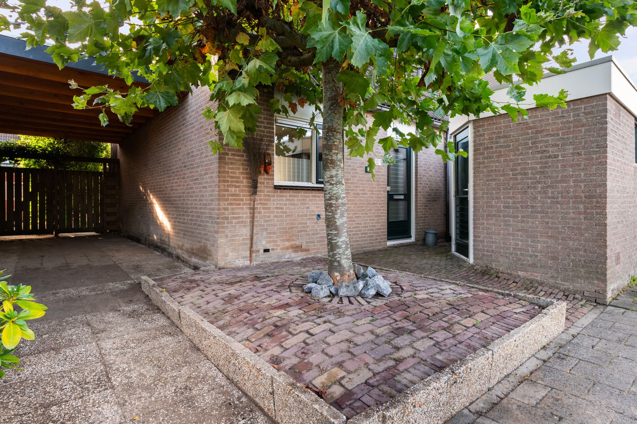 Spacious family home with sunny garden in peaceful neighborhood — 12