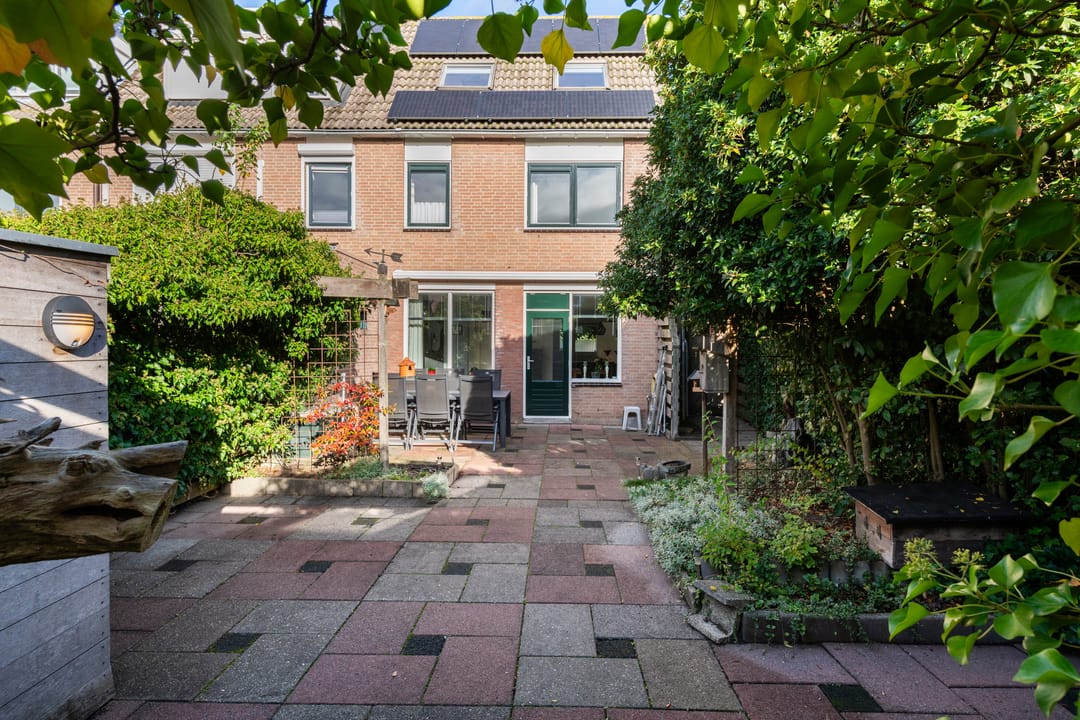 Spacious family home with sunny garden in peaceful neighborhood — 26