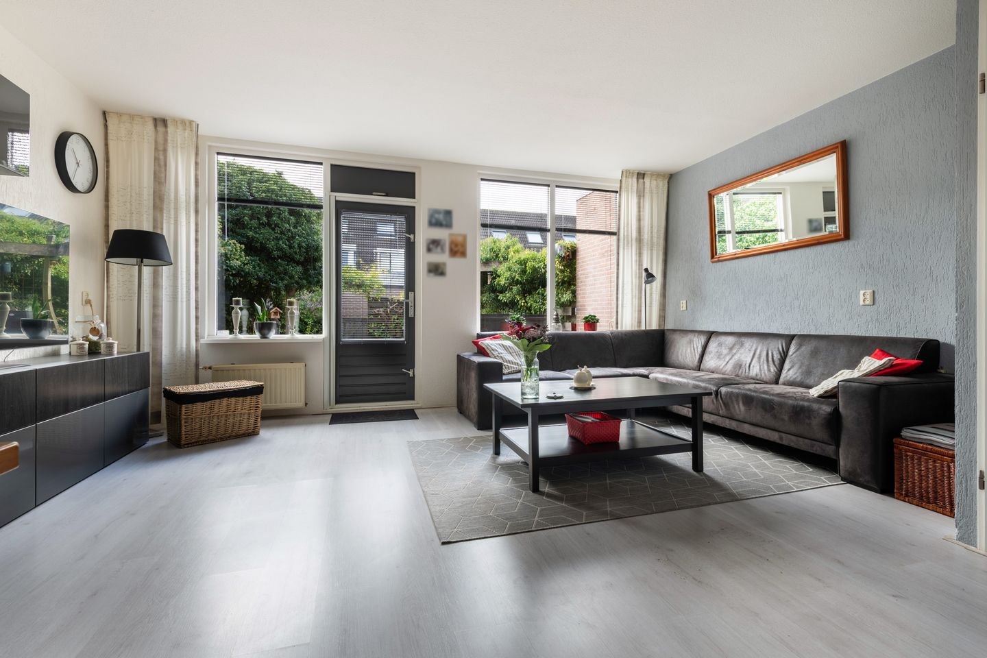 Spacious family home with sunny garden in peaceful neighborhood — 14