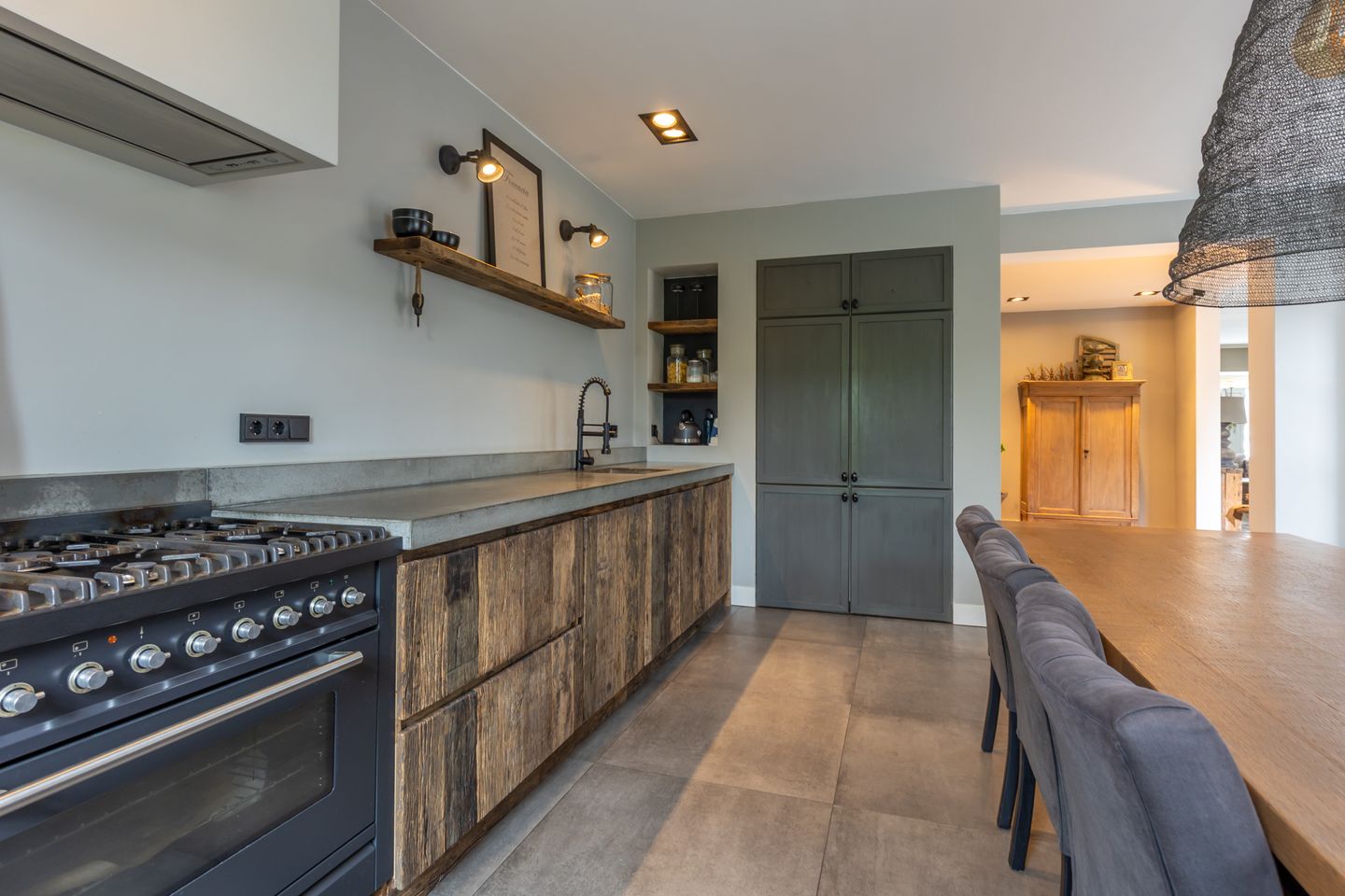 Photo 19 of Montfortstraat 15