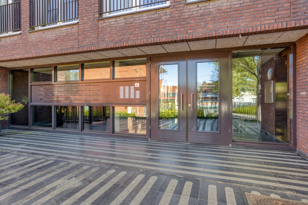 Move-in Ready Modern Apartment in Popular Bomenbuurt Neighborhood — 7