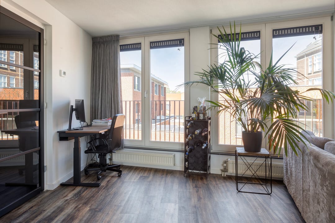 Move-in Ready Modern Apartment in Popular Bomenbuurt Neighborhood — 11