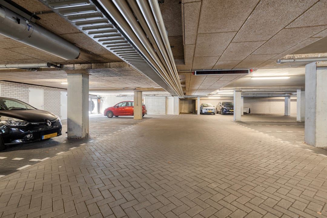 Move-in Ready Modern Apartment in Popular Bomenbuurt Neighborhood — 26