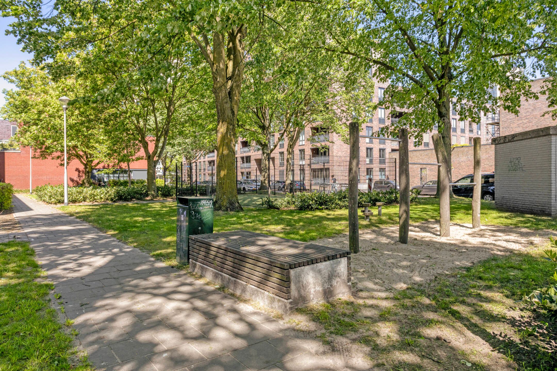 Move-in Ready Modern Apartment in Popular Bomenbuurt Neighborhood — 27