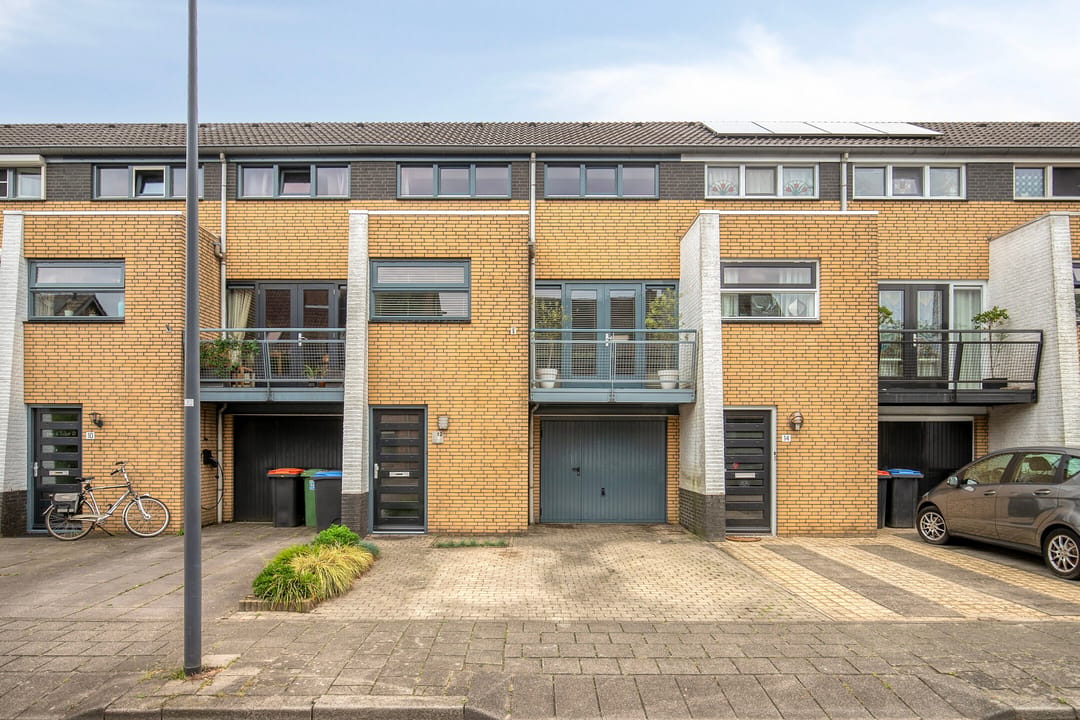 Ruime instapwoning met garage, zonnige tuin en twee parkeerplaatsen