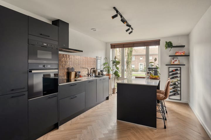 Photo 4 of Pater van den Elsenstraat 6