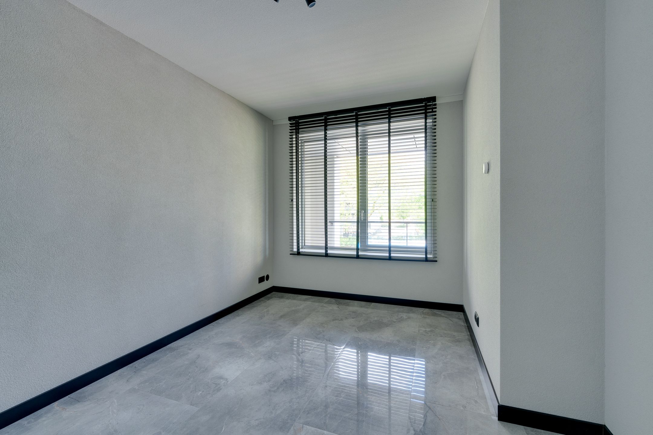 Luxury Finished Ready-to-Move Apartment with Parking in Modern Purmerend Complex — 36