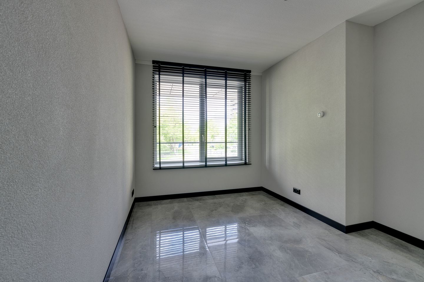 Luxury Finished Ready-to-Move Apartment with Parking in Modern Purmerend Complex — 35