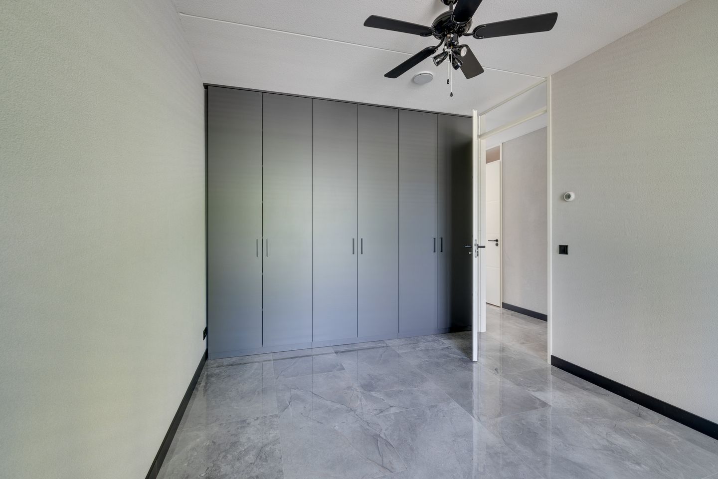 Luxury Finished Ready-to-Move Apartment with Parking in Modern Purmerend Complex — 34