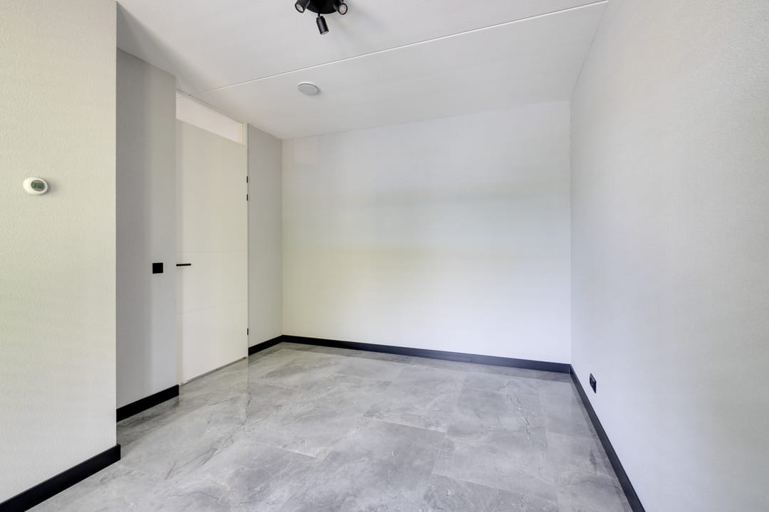Luxury Finished Ready-to-Move Apartment with Parking in Modern Purmerend Complex — 37