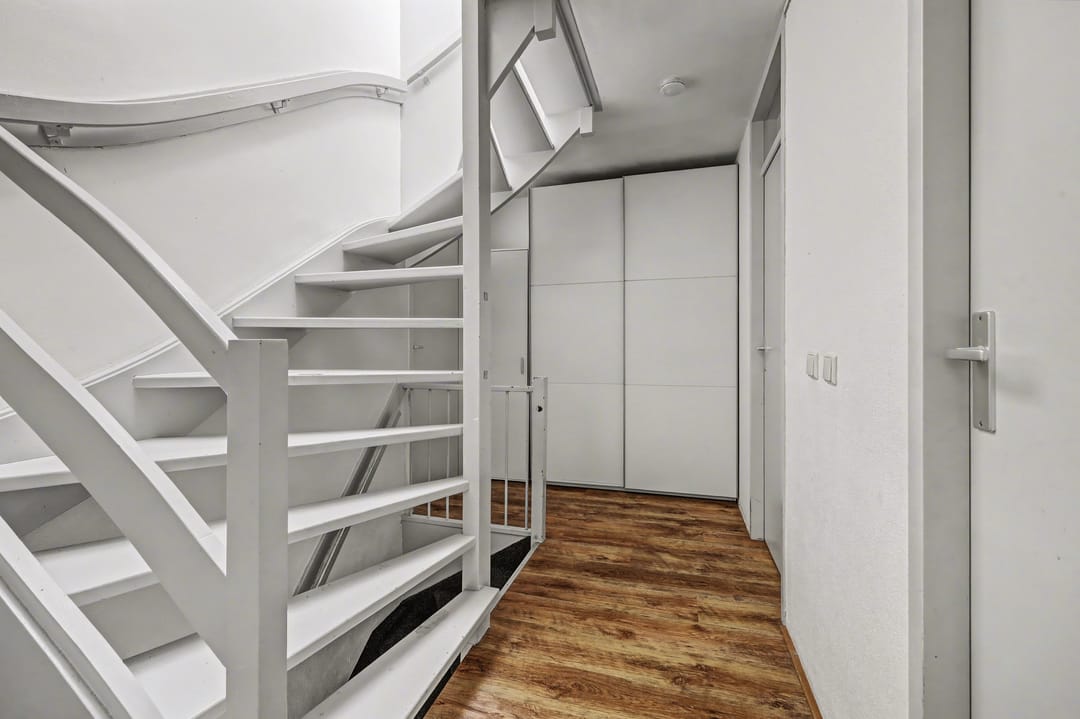 Well-maintained corner house with four bedrooms in child-friendly neighborhood — 13