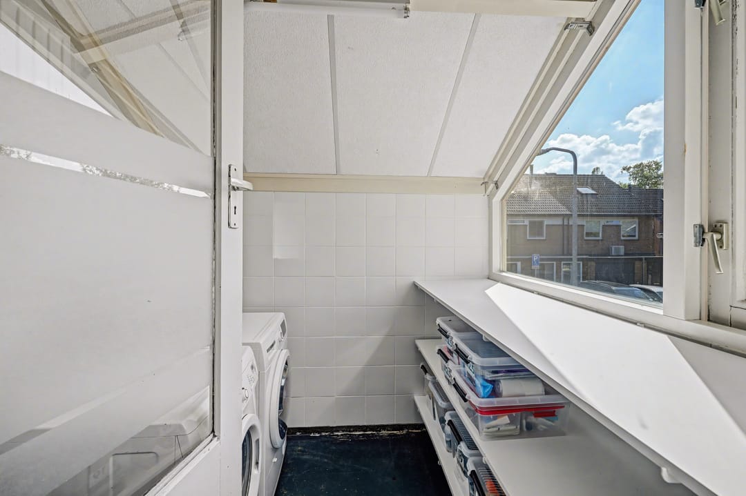 Well-maintained corner house with four bedrooms in child-friendly neighborhood — 22