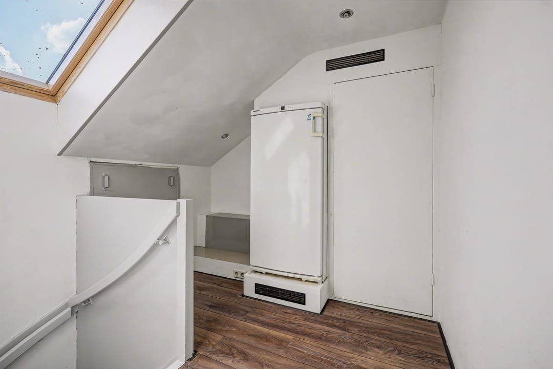 Well-maintained corner house with four bedrooms in child-friendly neighborhood — 23