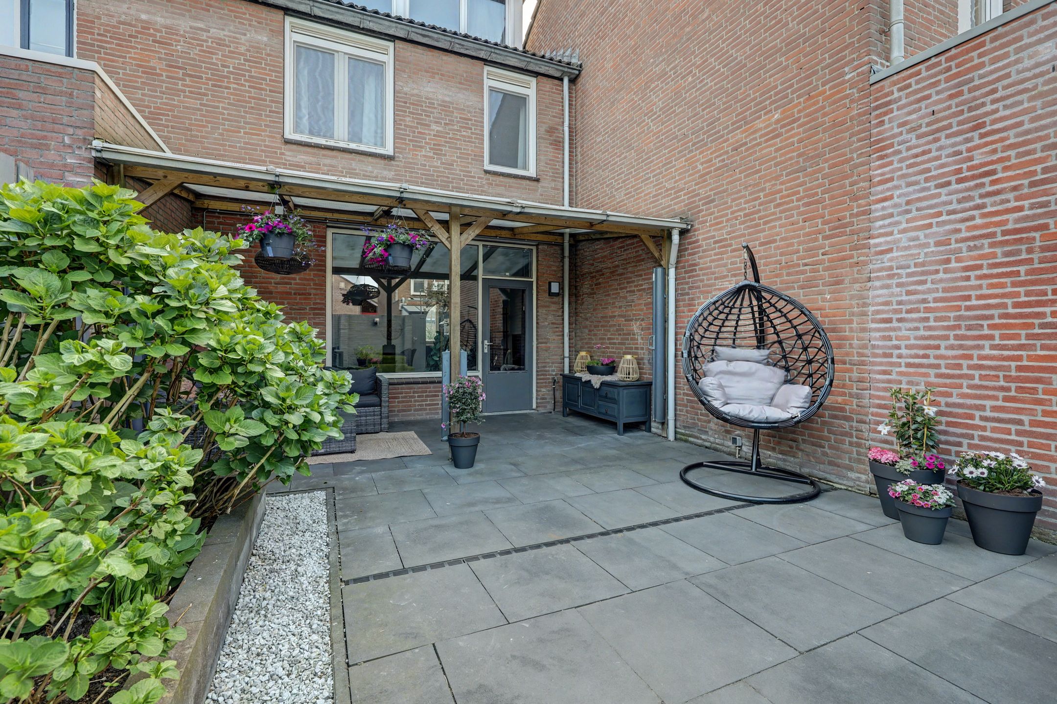 Well-maintained corner house with four bedrooms in child-friendly neighborhood — 27