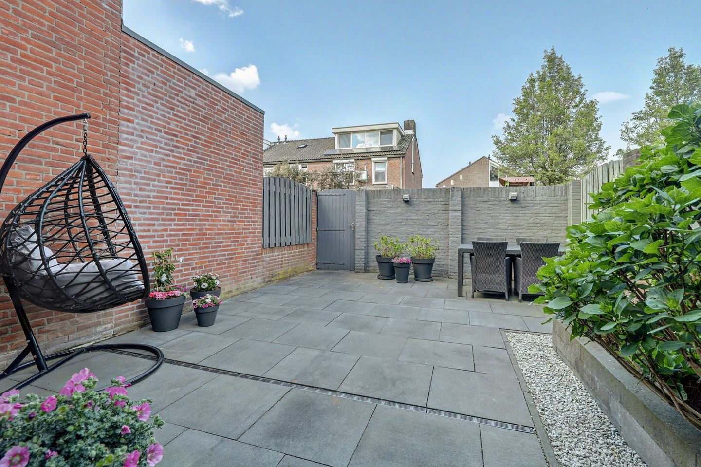 Well-maintained corner house with four bedrooms in child-friendly neighborhood — 29