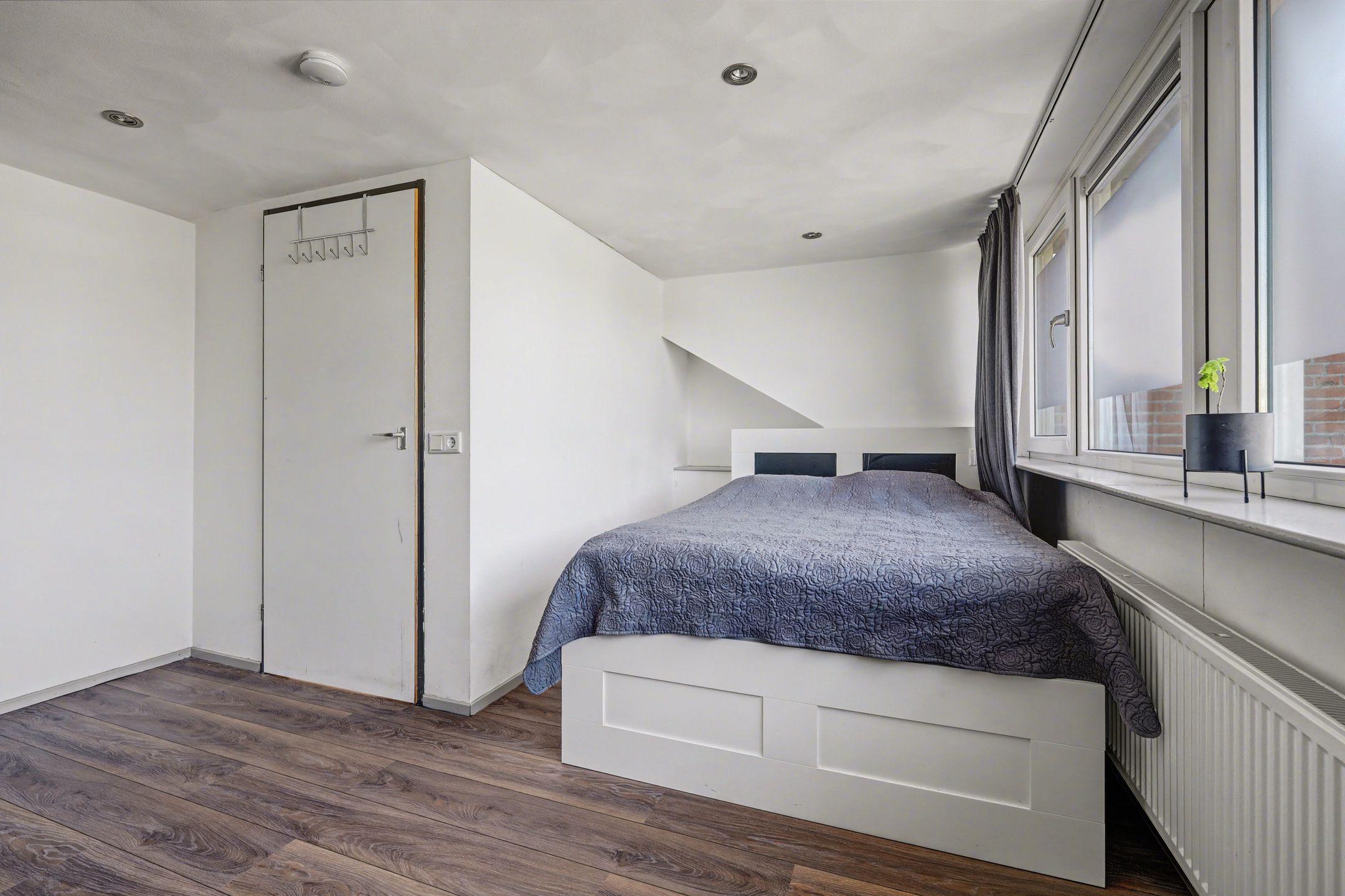 Well-maintained corner house with four bedrooms in child-friendly neighborhood — 24