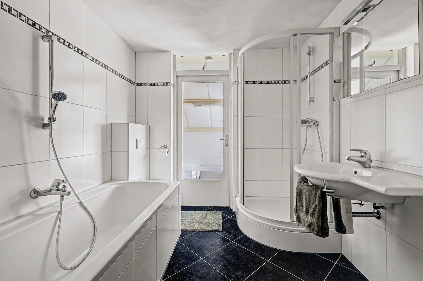 Well-maintained corner house with four bedrooms in child-friendly neighborhood — 19