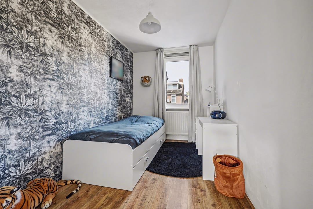 Well-maintained corner house with four bedrooms in child-friendly neighborhood — 16