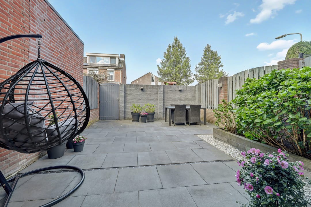 Well-maintained corner house with four bedrooms in child-friendly neighborhood — 28