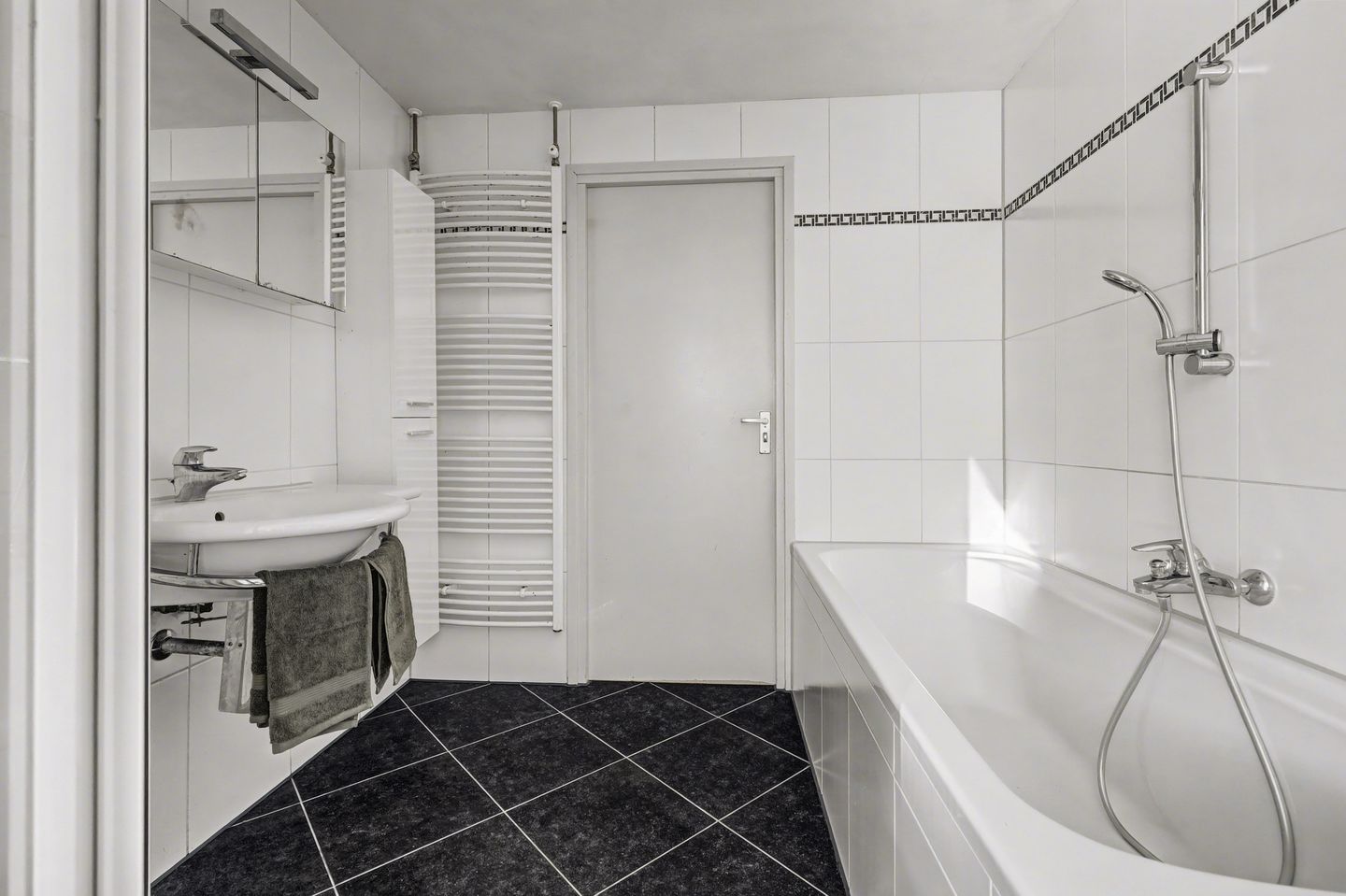 Well-maintained corner house with four bedrooms in child-friendly neighborhood — 20