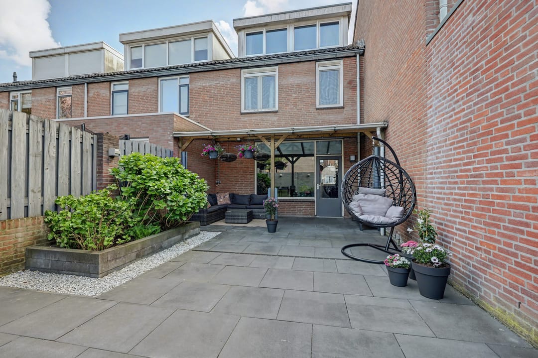 Well-maintained corner house with four bedrooms in child-friendly neighborhood — 31