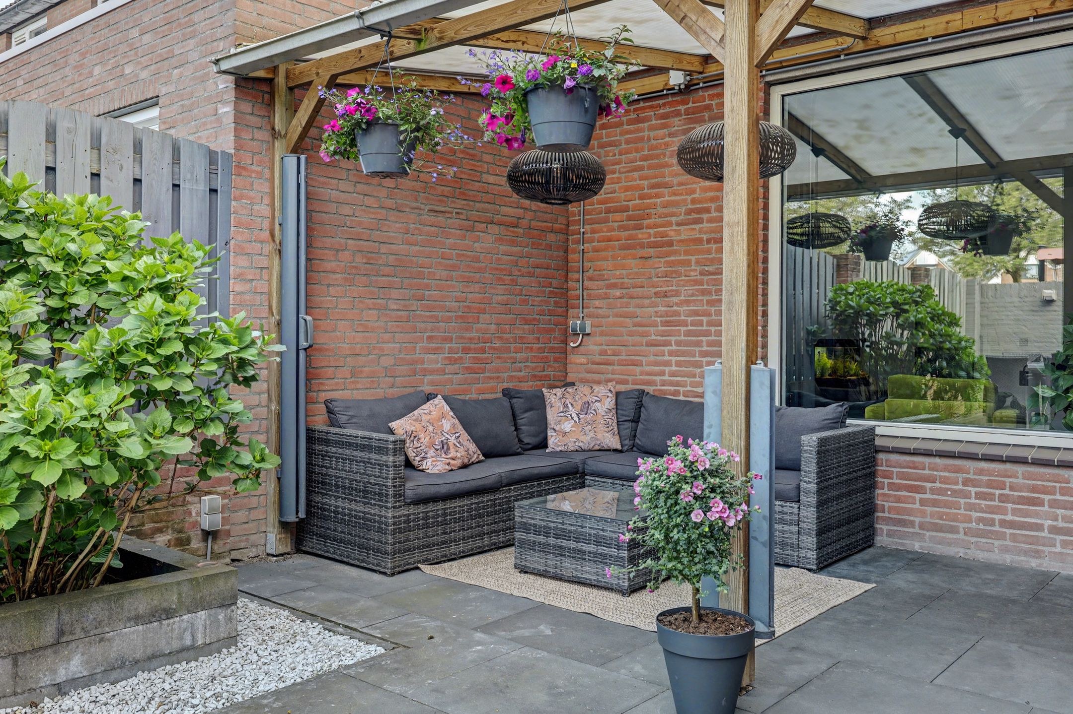 Well-maintained corner house with four bedrooms in child-friendly neighborhood — 30