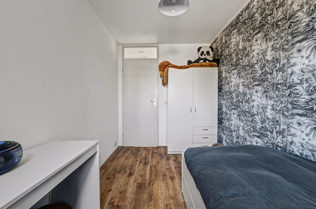 Well-maintained corner house with four bedrooms in child-friendly neighborhood — 17