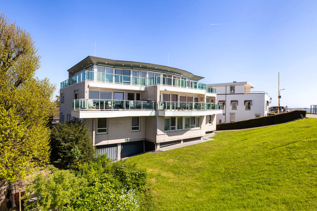 Exclusive Penthouse with Rooftop Terrace and Panoramic River Views