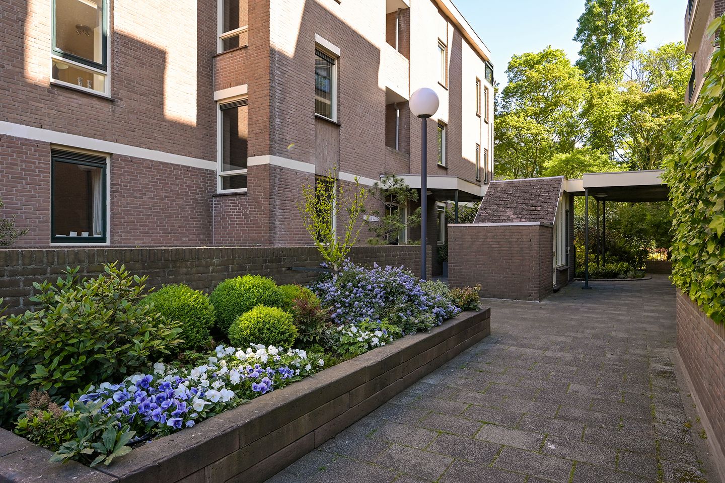 Photo 10 of Johan van Oldenbarneveltlaan 33-C