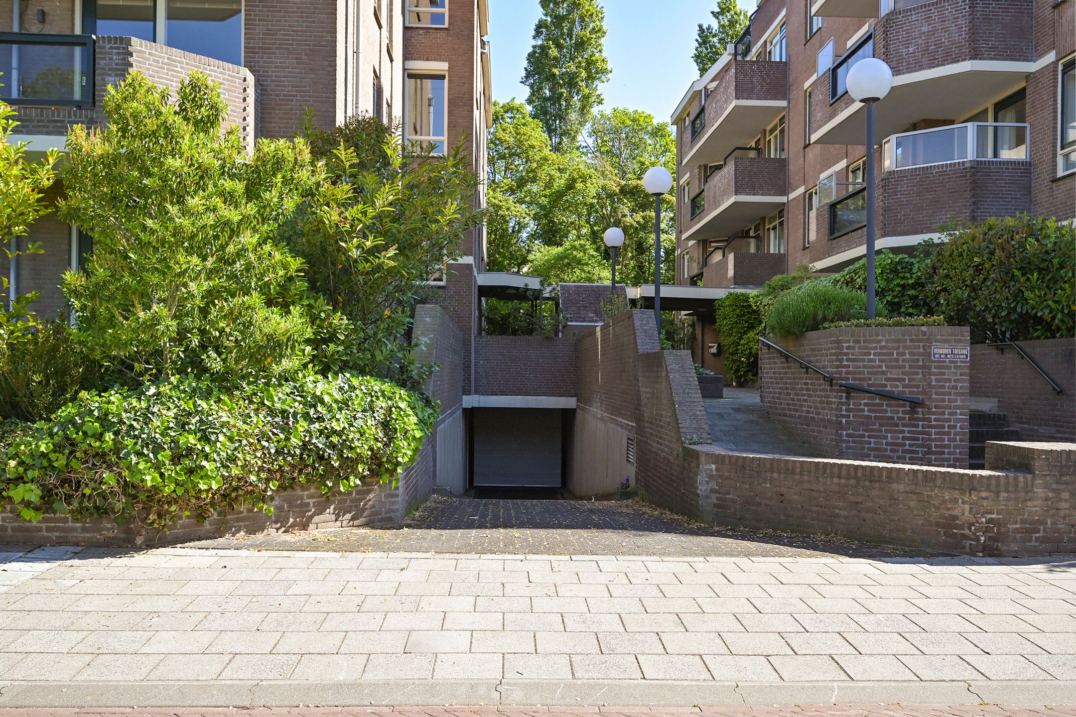Photo 9 of Johan van Oldenbarneveltlaan 33-C