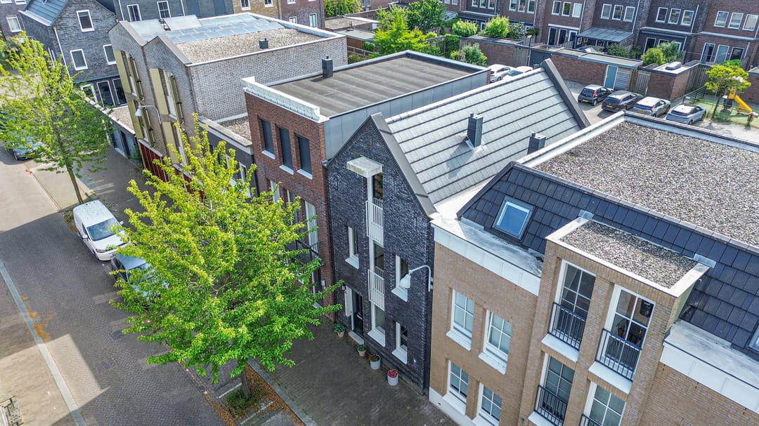 Spacious Move-in Ready Terraced Home with Sunny Garden in Vathorst — 7