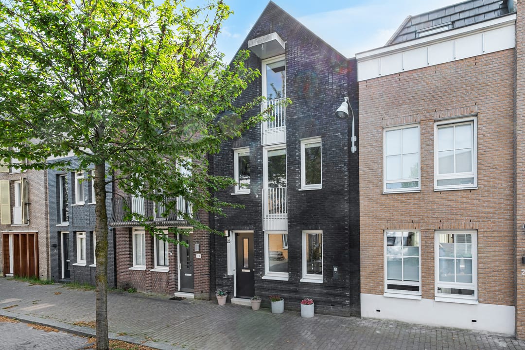 Spacious Move-in Ready Terraced Home with Sunny Garden in Vathorst