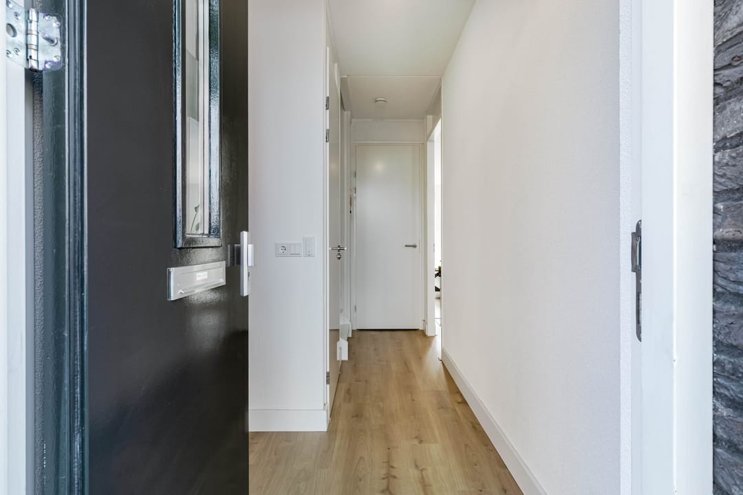 Spacious Move-in Ready Terraced Home with Sunny Garden in Vathorst — 8